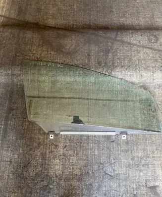Toyota Avensis T270 Front door window glass four-door