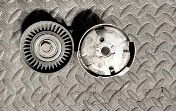 Maserati Ghibli Generator/alternator belt tensioner 15909