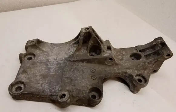 Volkswagen PASSAT B6 Generator/alternator bracket 03G906143A
