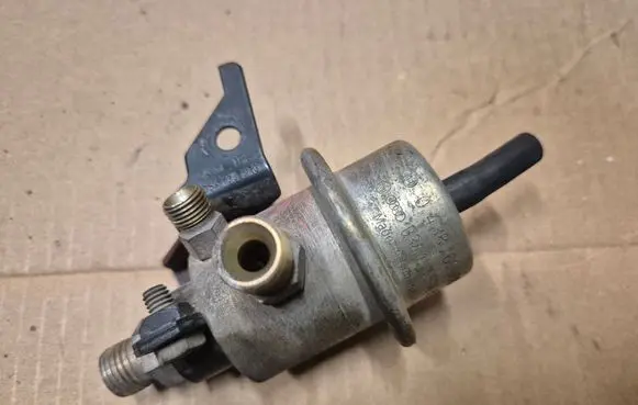 Volkswagen PASSAT B3 Fuel pressure regulator 0438161008 034133534H 054133573