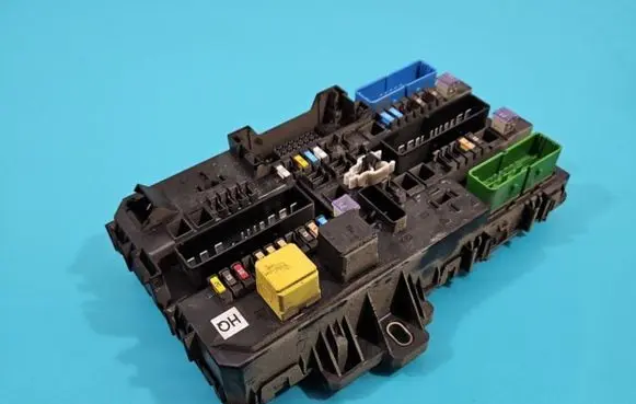 Opel Zafira B Fuse box set 13220831 IMPRK1365985