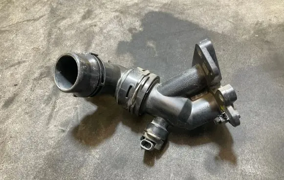 Land Rover Evoque II Engine coolant pipe/hose J3P38A520AA ZJ054
