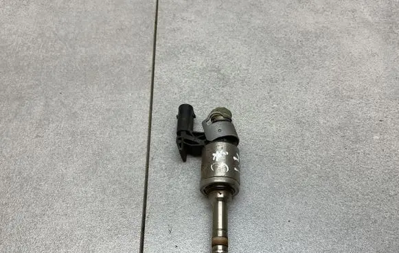 Volkswagen Golf VII Fuel injector 04E906036E