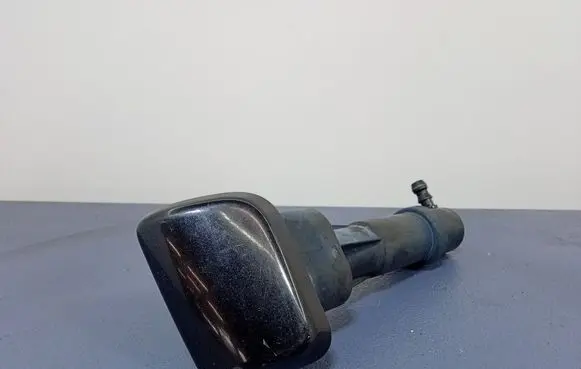 Volvo XC90 Windshield washer spray nozzle