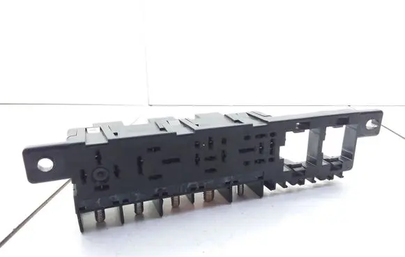 Volkswagen PASSAT B5 Relay mounting block 8L0941822A 896083000