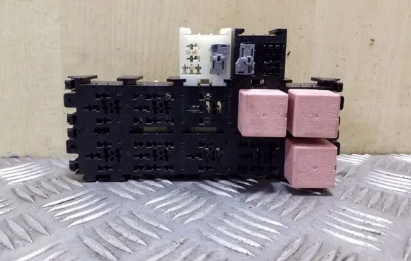 Nissan Primastar Relay mounting block 7703297572