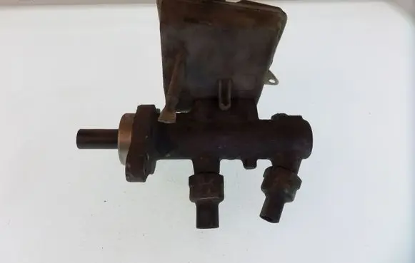 Master brake cylinder