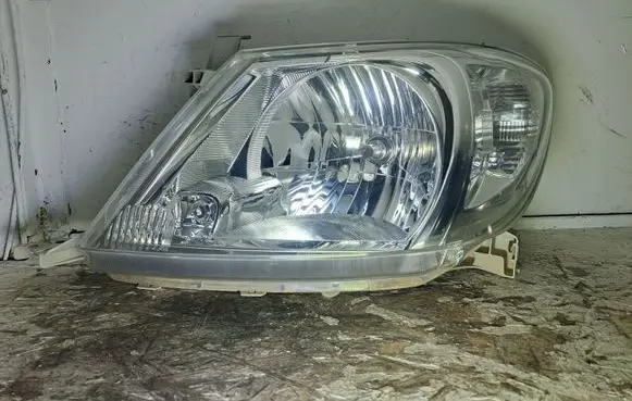 Toyota Hilux (AN10, AN20, AN30) Headlight/headlamp