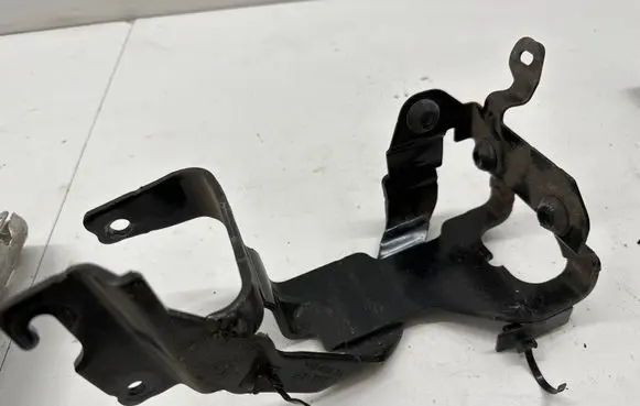 Opel Mokka B ABS pump bracket 9822447480