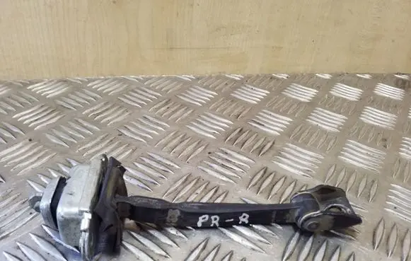 Skoda Octavia Mk2 (1Z) Front door check strap stopper 1Z0837249