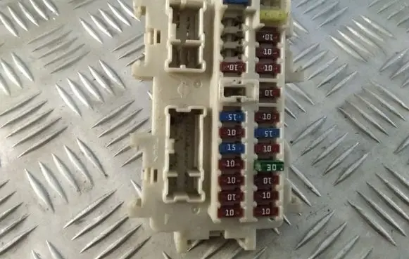Nissan Pathfinder R51 Fuse module PPT25P5