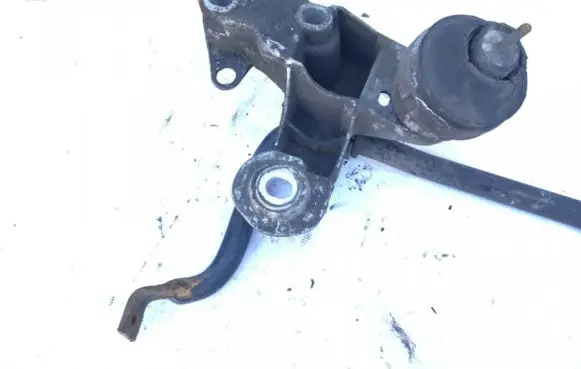 Volkswagen PASSAT B5 Engine mount bracket