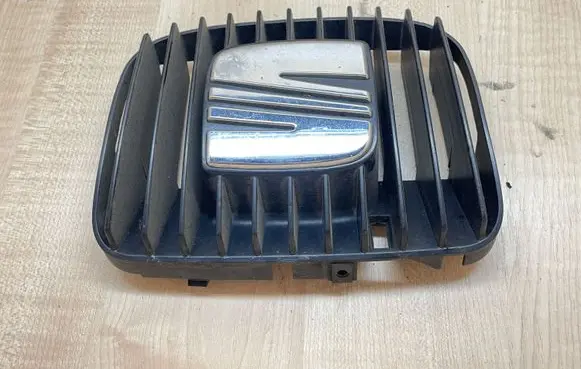 Seat Toledo IV (NH) Front grill 1M0853651F 6K0853679A