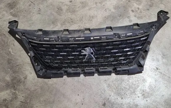 Front bumper upper radiator grill