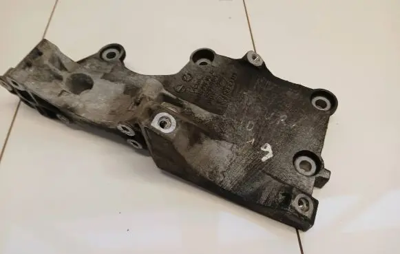 Volkswagen Touran I Generator/alternator bracket 038903144af