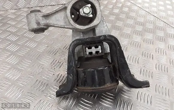 Nissan Juke I F15 Engine mount bracket