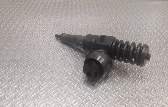 Volkswagen PASSAT B5.5 Fuel injector 038130073AJ