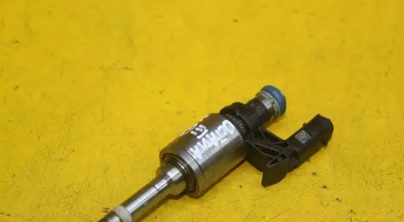 Skoda Octavia Mk3 (5E) Fuel injector 04E906036E