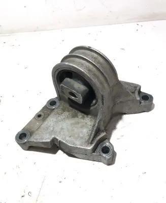 Volvo XC90 Engine mount bracket