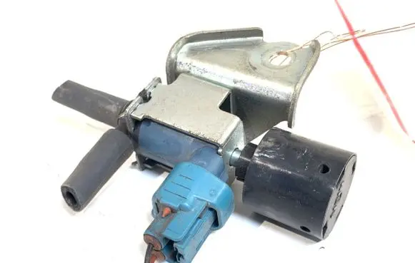 Toyota Avensis T270 Fuel pressure regulator 9091012281