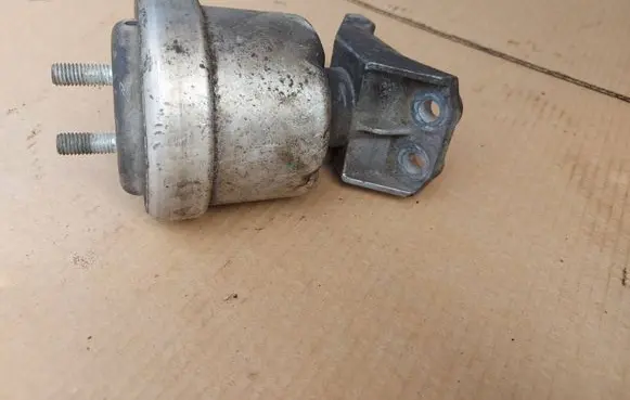 Mercedes-Benz CLK A208 C208 Engine mount bracket 1234