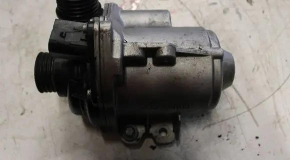 BMW 5 F10 F11 Water pump 9455978
