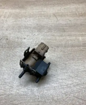Volkswagen Golf IV Vacuum valve 72148301 12V0311