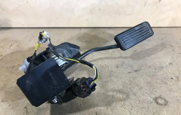Toyota Avensis T250 Accelerator throttle pedal 8928152021 1983003041