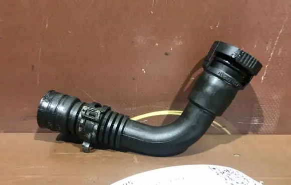 Skoda Octavia Mk2 (1Z) Breather/breather pipe/hose 038103493AR