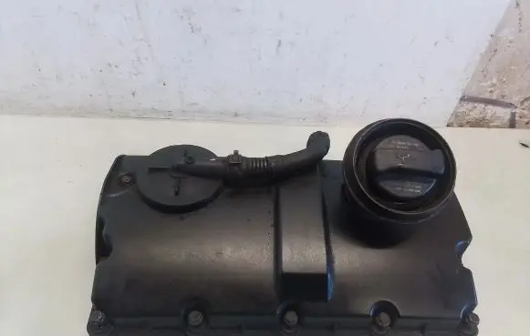 Volkswagen Touran I Rocker cam cover 038103475