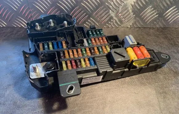 BMW 5 E60 E61 Fuse module 690658806