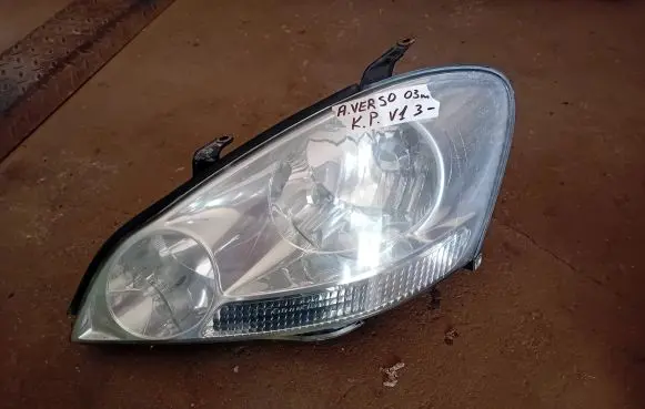 Toyota Avensis Verso Headlight/headlamp