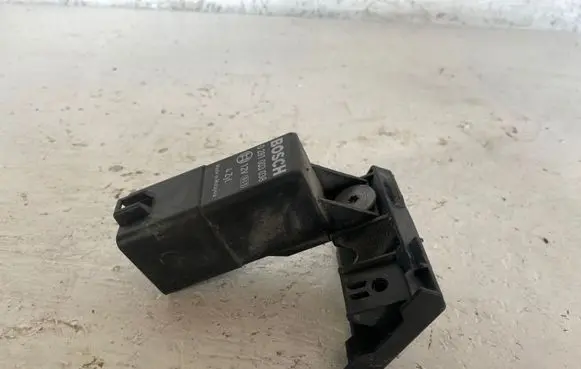 Volkswagen Golf VI Glow plug pre-heat relay 0281003038