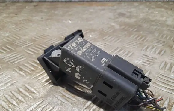 Volkswagen Golf VI Glow plug pre-heat relay 038907281D 4140146 0522120504