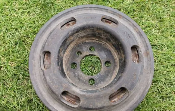 Audi A4 S4 B5 8D Crankshaft pulley 058105251