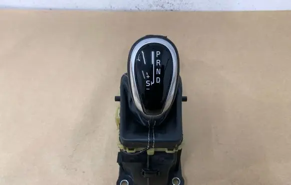 Volvo S60 Gear shifter/selector 31437813