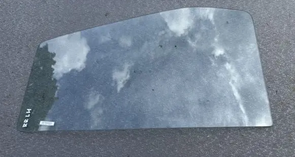 Nissan Terrano Rear vent window glass 8226383G00