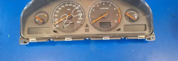 Volvo S60 Speedometer (instrument cluster) 9499668