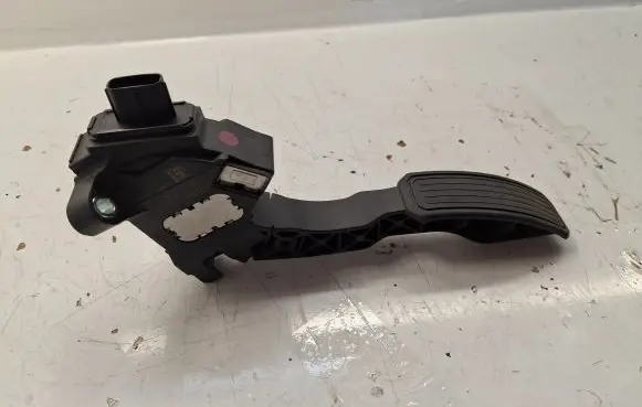 Toyota Avensis T270 Accelerator throttle pedal 52330990101 7811002021 10034B