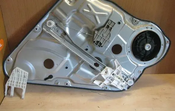 Rear window lifting mechanism without motor
