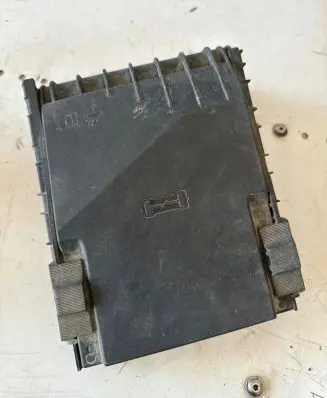 Volkswagen Golf Plus Fuse box cover 1k0937132f