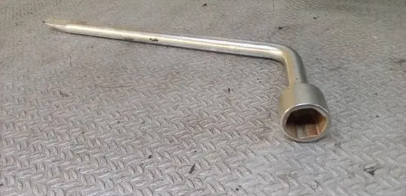 Toyota Avensis T250 Wheel nut wrench