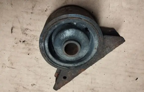 Chrysler Sebring (ST-22 - JR) Engine mount bracket