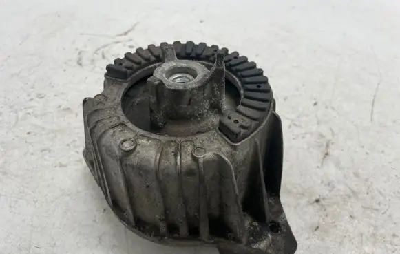Mercedes-Benz E W212 Engine mount bracket