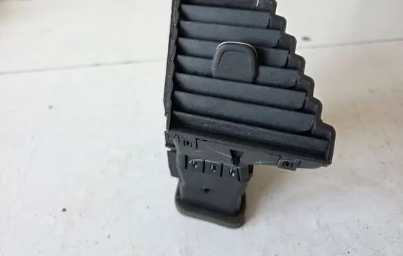 Opel Astra K Dash center air vent grill 39079607