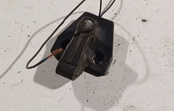 Volkswagen Cross Polo Front door lock loop/hook striker 
