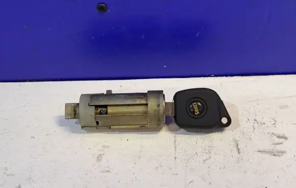 Saab 95 - 96 Front door lock (next to the handle) 32017855