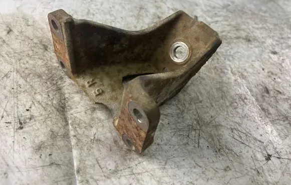 Toyota Land Cruiser (HDJ90) Engine mounting bracket