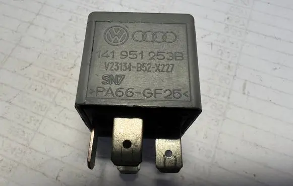 Volkswagen PASSAT B6 Other relay 141951253B
