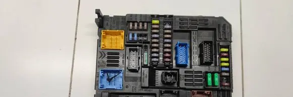 Peugeot 208 II Fuse module 984514128000